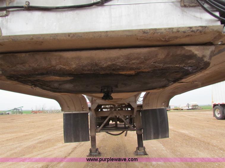 image for item B7140 1986 Fruehauf tanker trailer