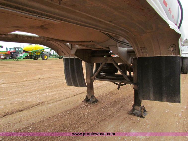 image for item B7140 1986 Fruehauf tanker trailer