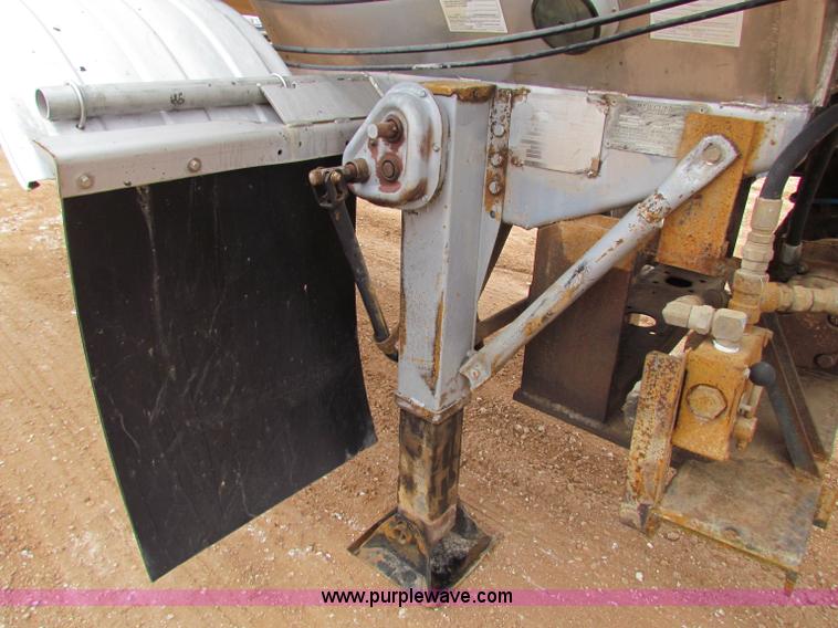 image for item B7140 1986 Fruehauf tanker trailer