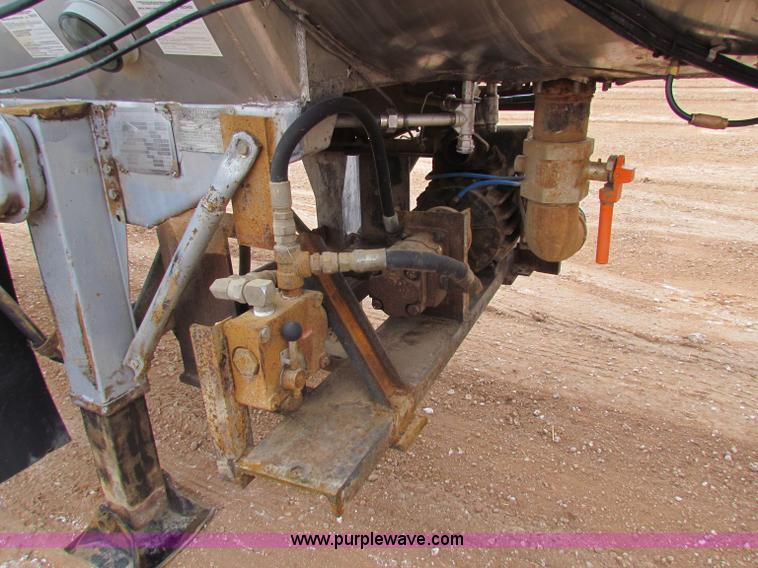 image for item B7140 1986 Fruehauf tanker trailer