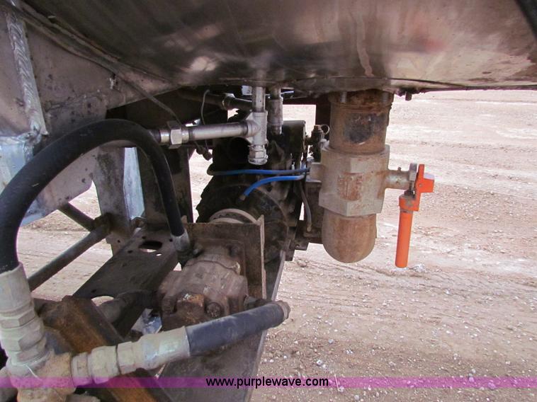 image for item B7140 1986 Fruehauf tanker trailer