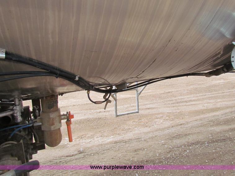 image for item B7140 1986 Fruehauf tanker trailer