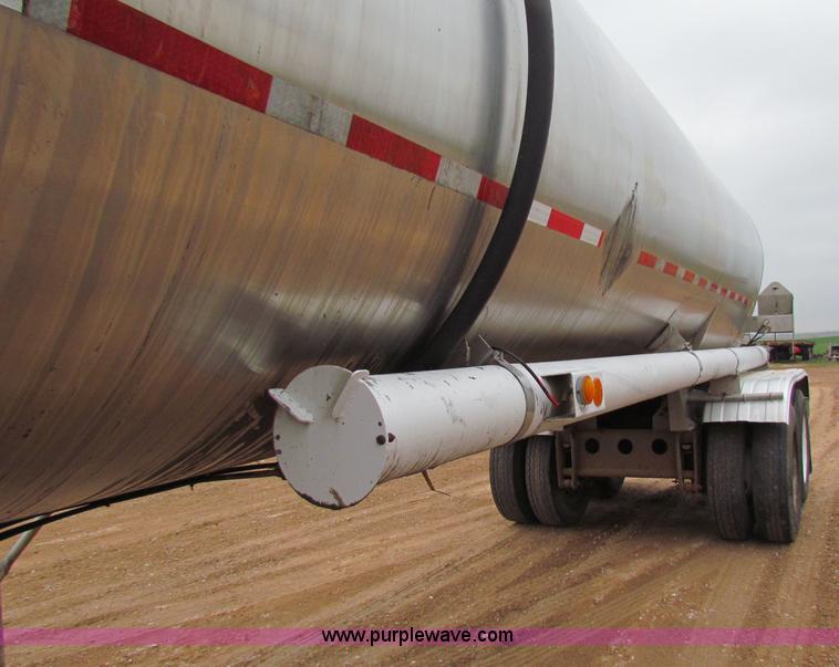 image for item B7140 1986 Fruehauf tanker trailer