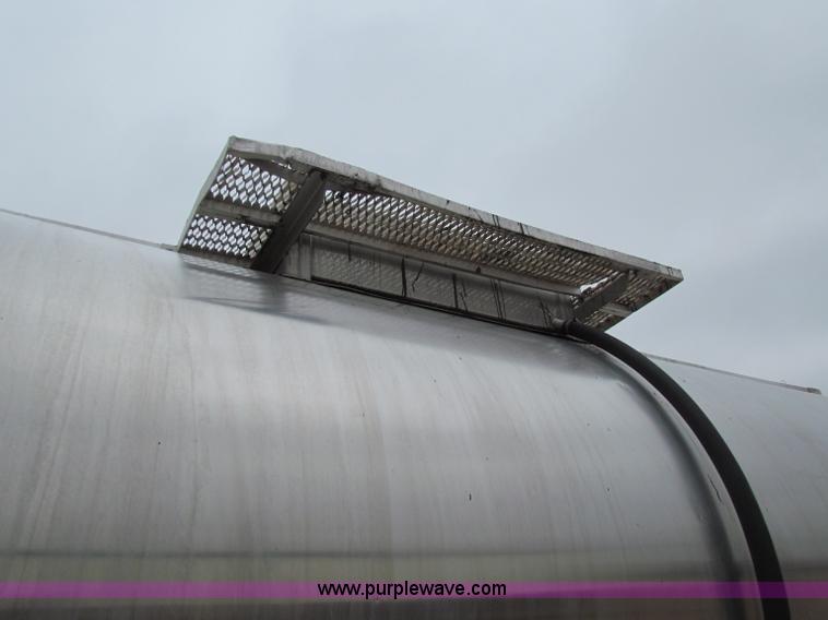 image for item B7140 1986 Fruehauf tanker trailer