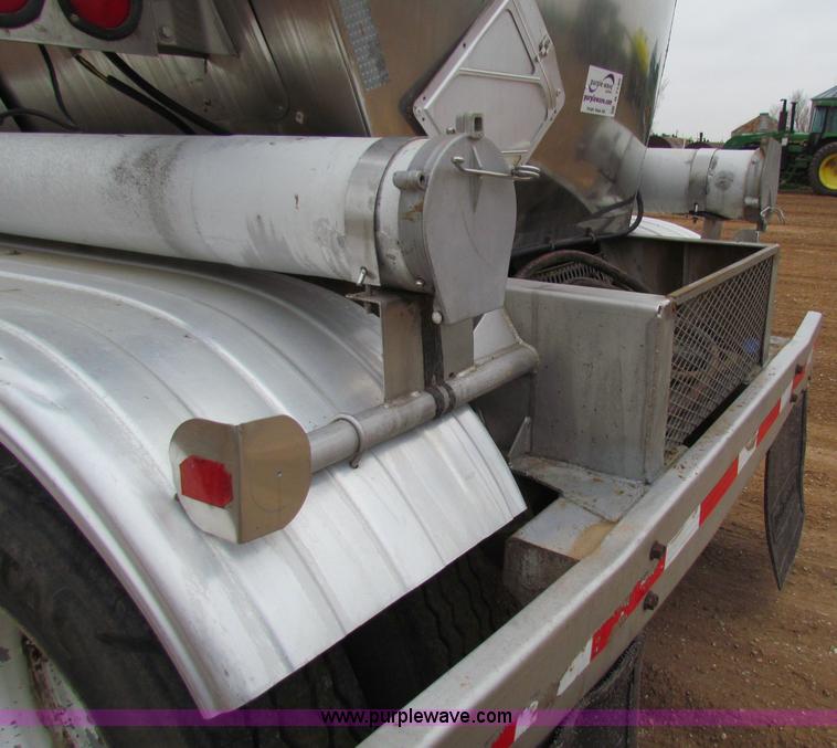 image for item B7140 1986 Fruehauf tanker trailer