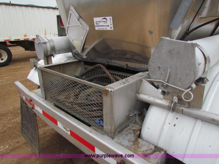 image for item B7140 1986 Fruehauf tanker trailer