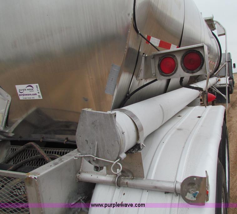image for item B7140 1986 Fruehauf tanker trailer