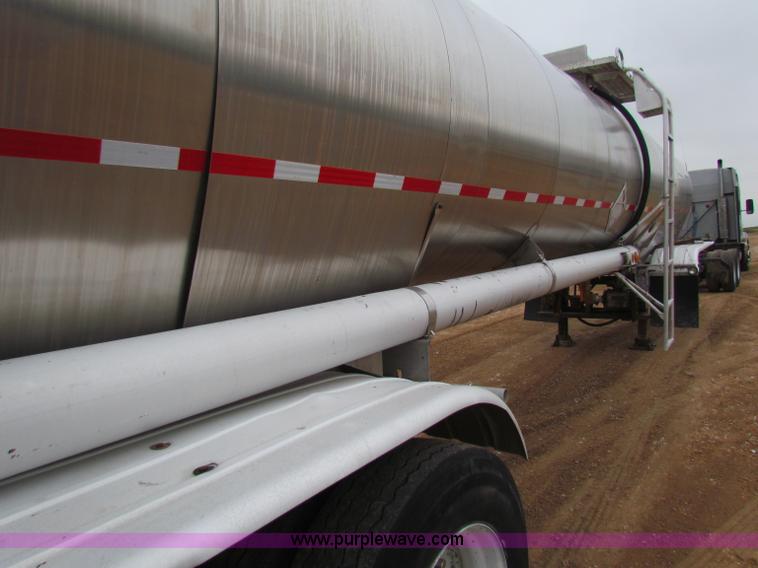 image for item B7140 1986 Fruehauf tanker trailer
