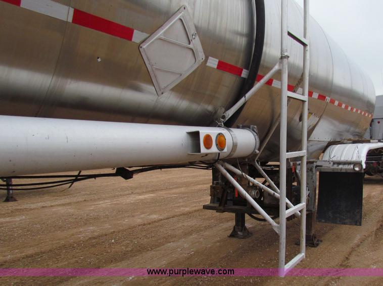 image for item B7140 1986 Fruehauf tanker trailer