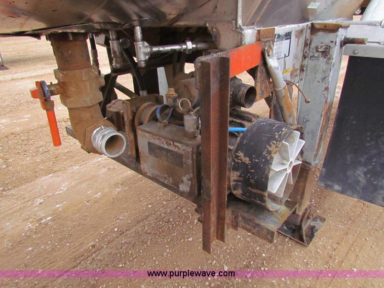 image for item B7140 1986 Fruehauf tanker trailer