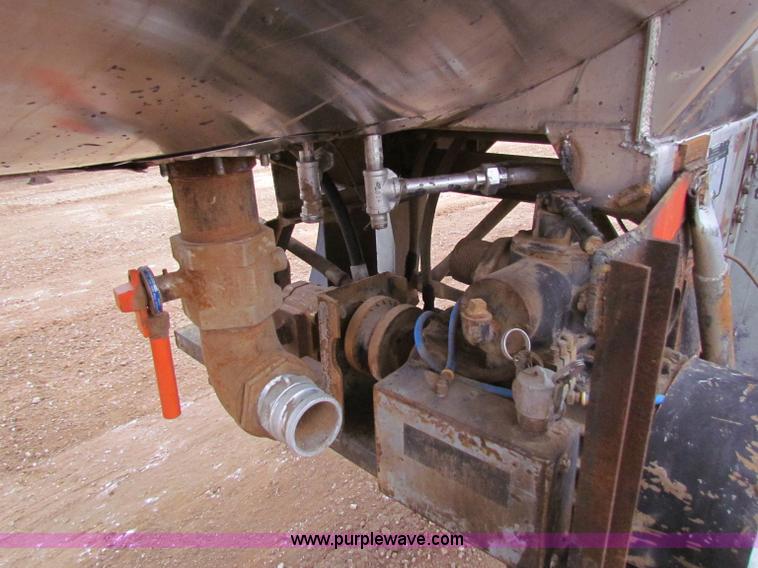 image for item B7140 1986 Fruehauf tanker trailer