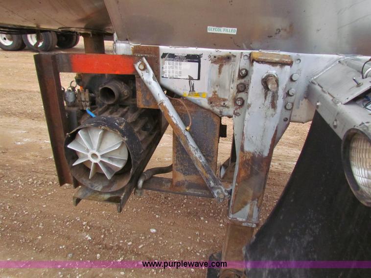 image for item B7140 1986 Fruehauf tanker trailer