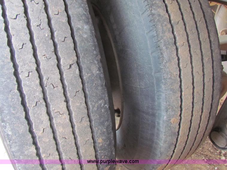 image for item B7140 1986 Fruehauf tanker trailer