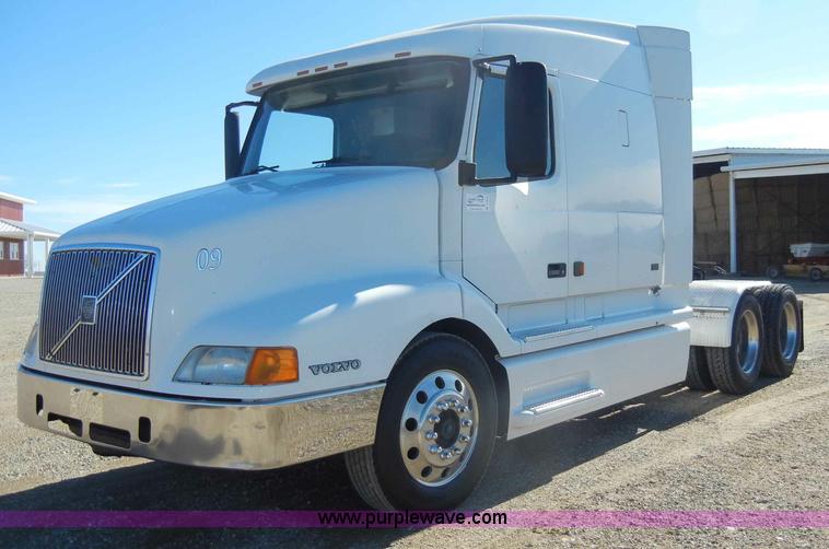 image for item C4014 1999 Volvo VN semi truck