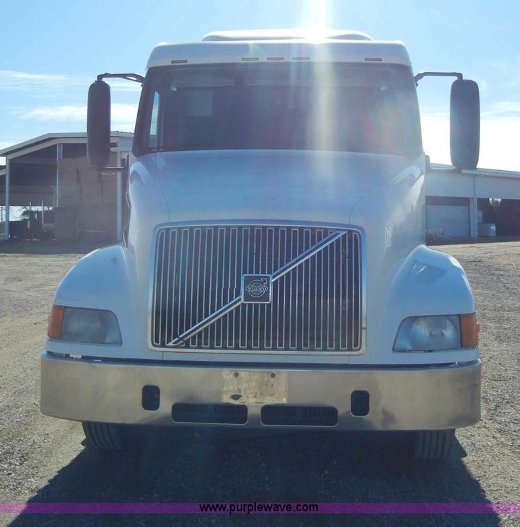image for item C4014 1999 Volvo VN semi truck