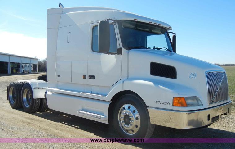 image for item C4014 1999 Volvo VN semi truck