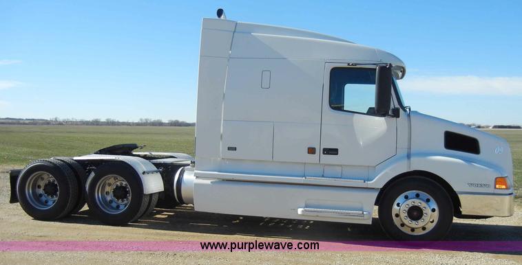 image for item C4014 1999 Volvo VN semi truck