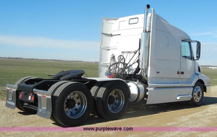 image for item C4014 1999 Volvo VN semi truck