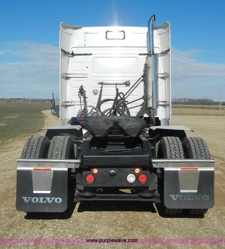 image for item C4014 1999 Volvo VN semi truck