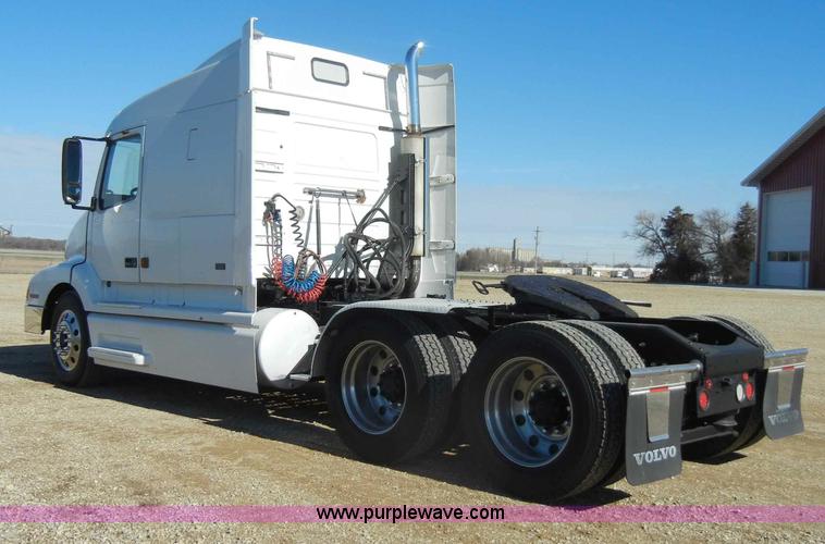 image for item C4014 1999 Volvo VN semi truck