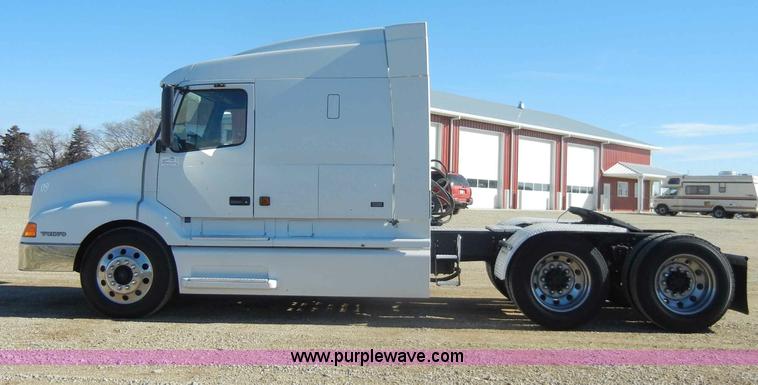 image for item C4014 1999 Volvo VN semi truck