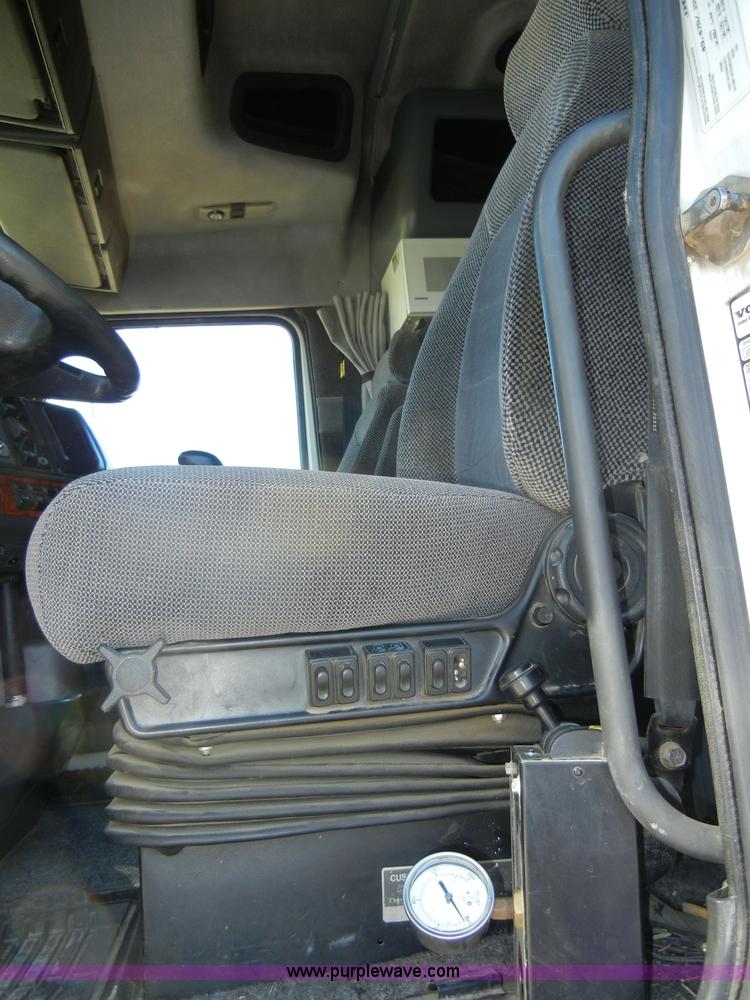 image for item C4014 1999 Volvo VN semi truck