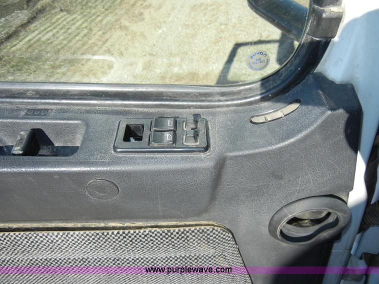 image for item C4014 1999 Volvo VN semi truck