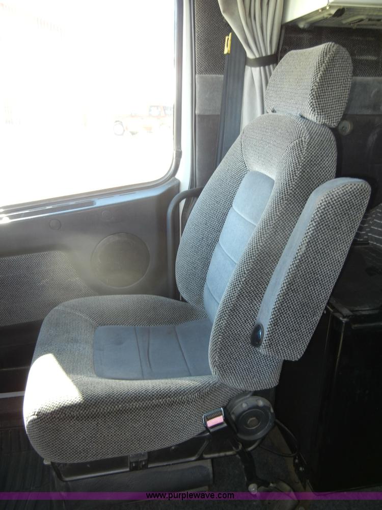 image for item C4014 1999 Volvo VN semi truck