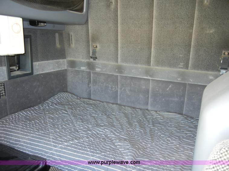 image for item C4014 1999 Volvo VN semi truck