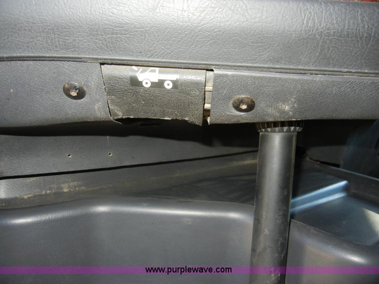 image for item C4014 1999 Volvo VN semi truck