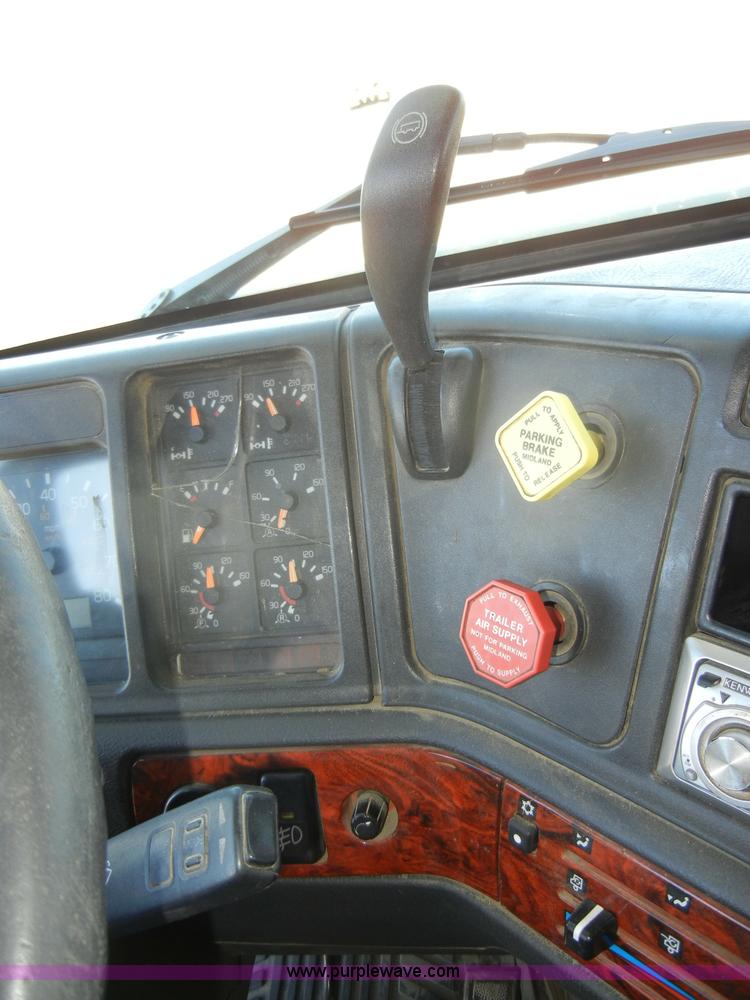 image for item C4014 1999 Volvo VN semi truck