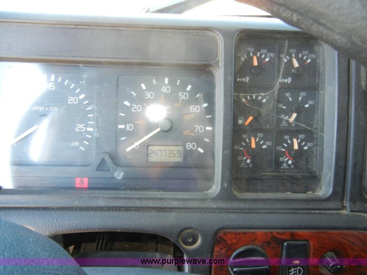 image for item C4014 1999 Volvo VN semi truck