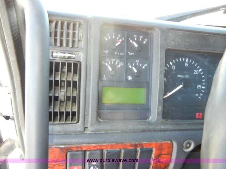 image for item C4014 1999 Volvo VN semi truck