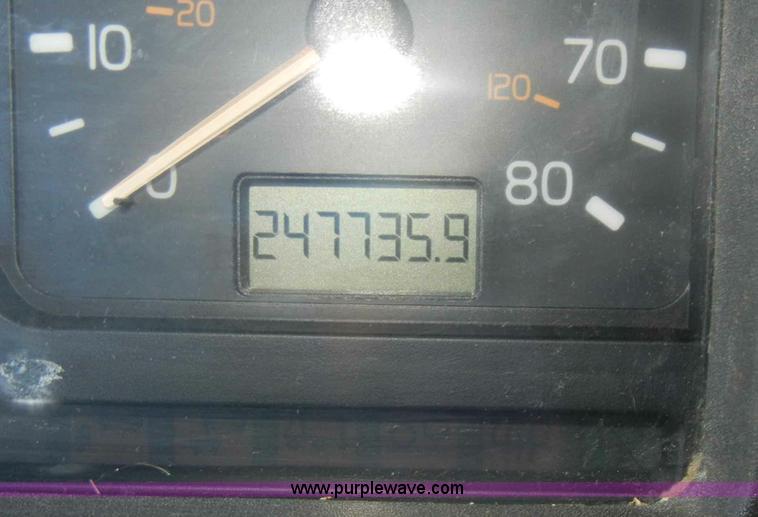 image for item C4014 1999 Volvo VN semi truck