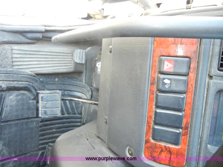 image for item C4014 1999 Volvo VN semi truck