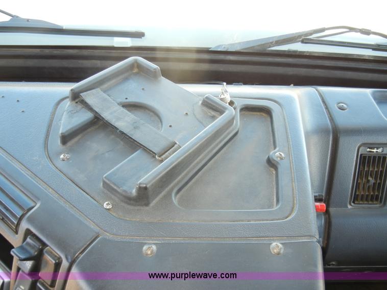 image for item C4014 1999 Volvo VN semi truck