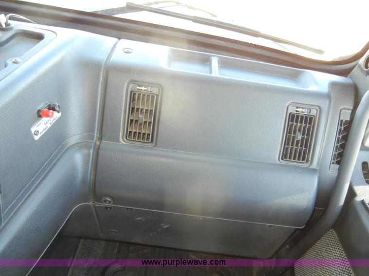 image for item C4014 1999 Volvo VN semi truck