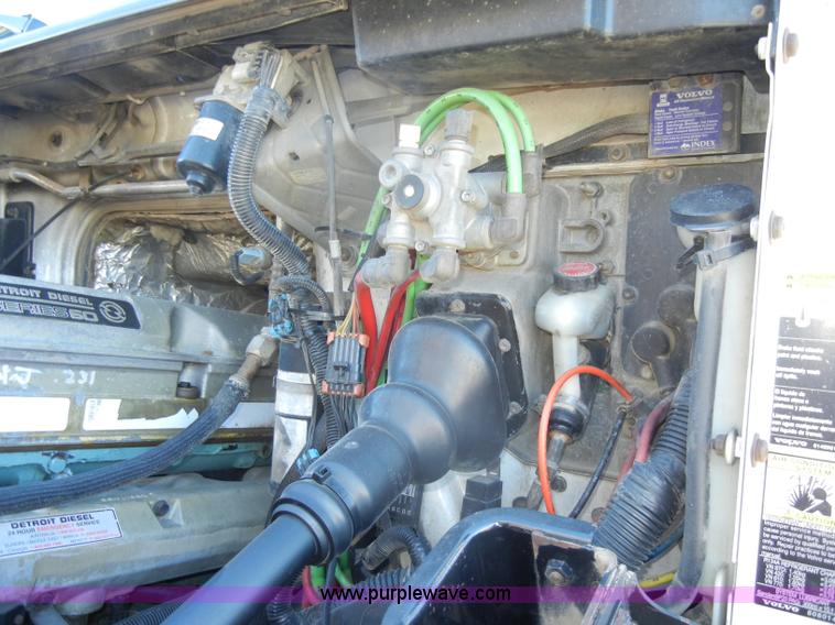 image for item C4014 1999 Volvo VN semi truck