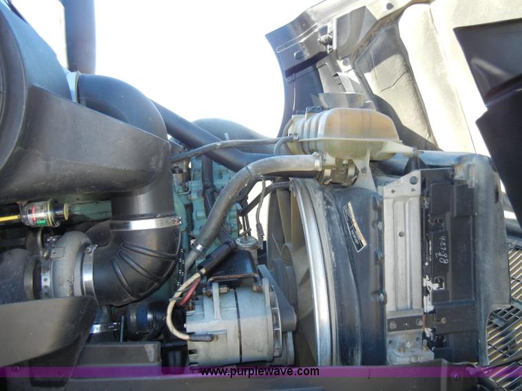 image for item C4014 1999 Volvo VN semi truck