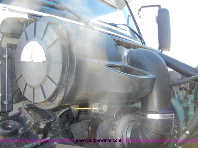 image for item C4014 1999 Volvo VN semi truck