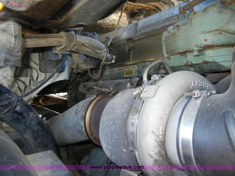 image for item C4014 1999 Volvo VN semi truck