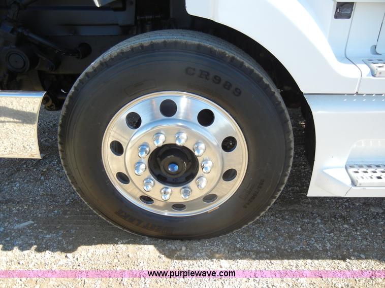 image for item C4014 1999 Volvo VN semi truck