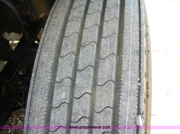 image for item C4014 1999 Volvo VN semi truck