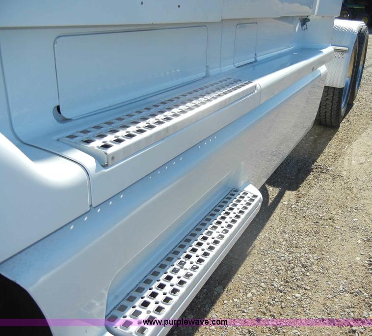 image for item C4014 1999 Volvo VN semi truck