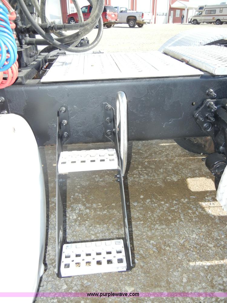 image for item C4014 1999 Volvo VN semi truck