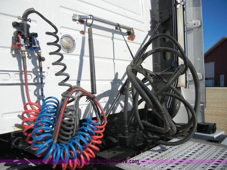 image for item C4014 1999 Volvo VN semi truck