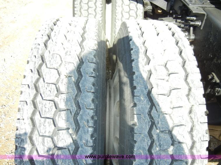 image for item C4014 1999 Volvo VN semi truck