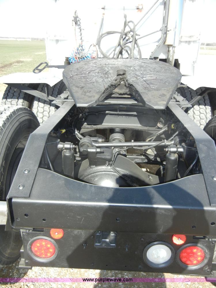 image for item C4014 1999 Volvo VN semi truck