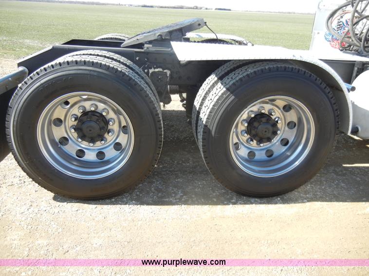 image for item C4014 1999 Volvo VN semi truck