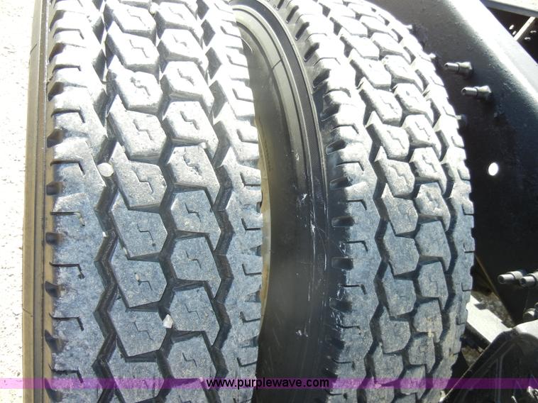 image for item C4014 1999 Volvo VN semi truck